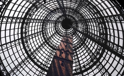 黑色金属框架塔的低角度摄影